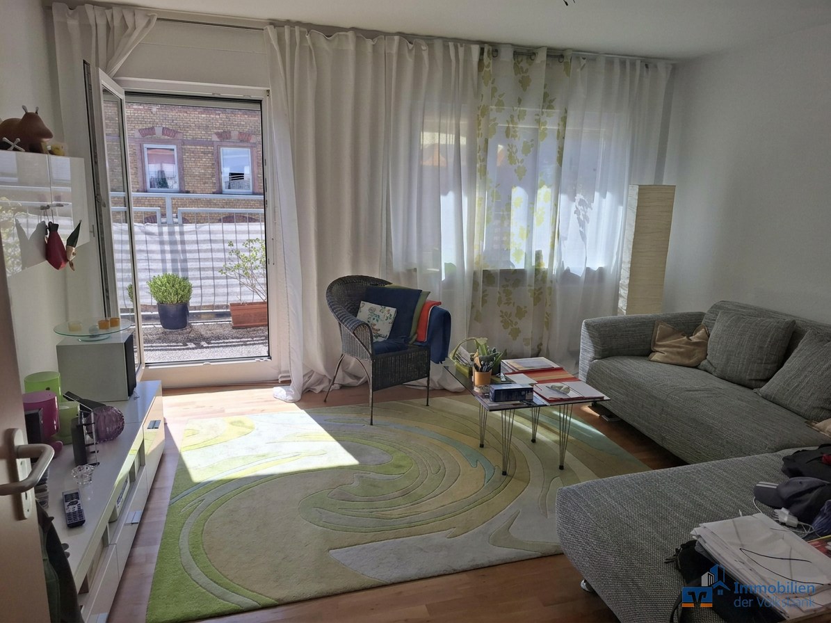 Wunderschöne 3-Zimmer-Wohnung mit Dachterrasse und Balkon in der KA-Oststadt