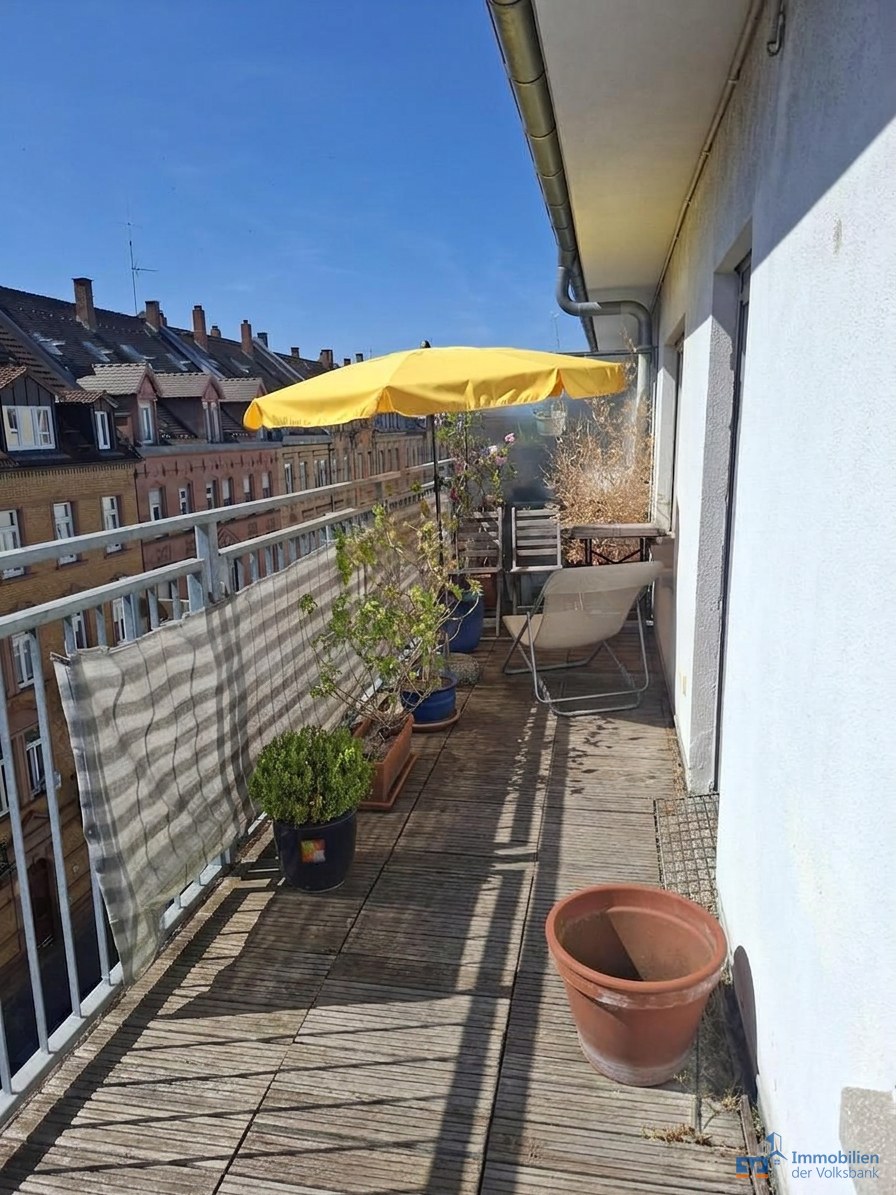 Wunderschöne 3-Zimmer-Wohnung mit Dachterrasse und Balkon in der KA-Oststadt